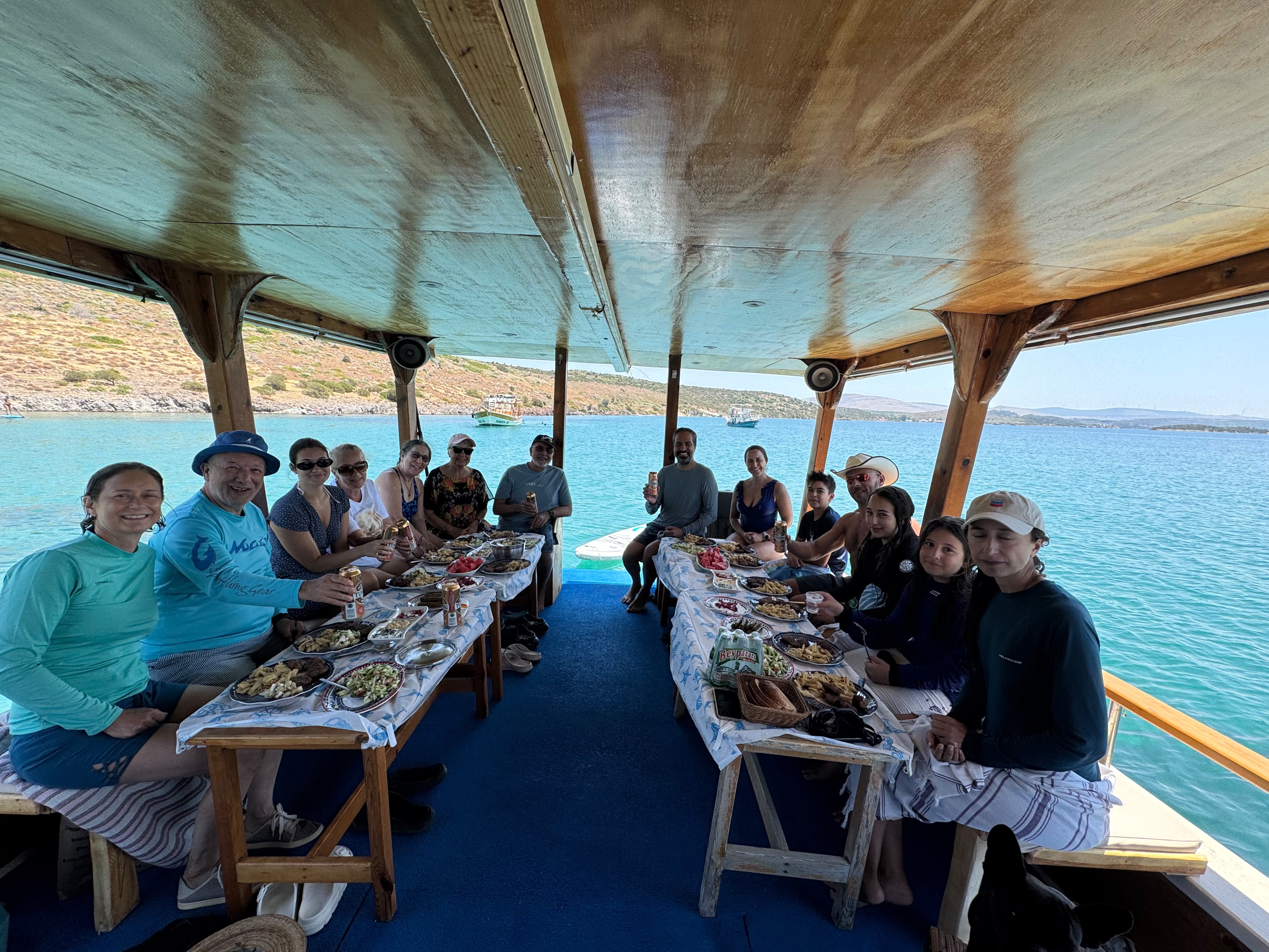 Geniş Masada Yemek Keyfi